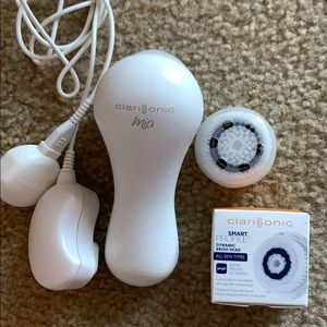 Clarisonic Mia + 2 new brushes and charger cord